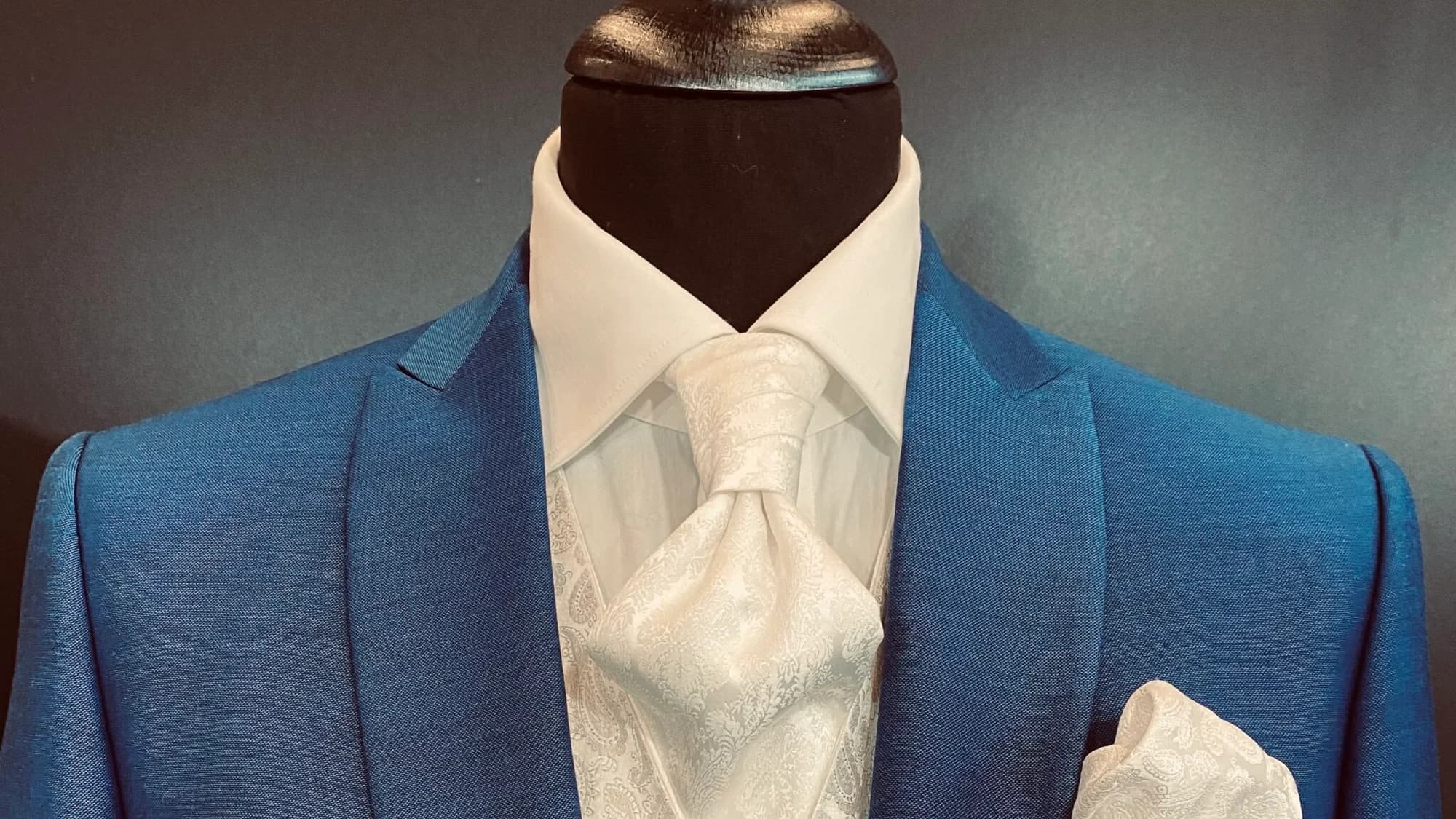 Festlicher Anzug mit Plastron am CARUSO-Messestand
