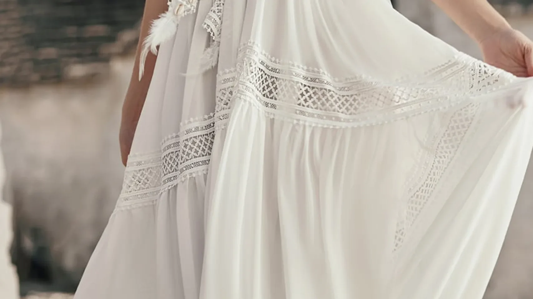 Boho-Brautkleid von Ariamo mit Spitze und fliessendem Rock – CARUSO Solothurn