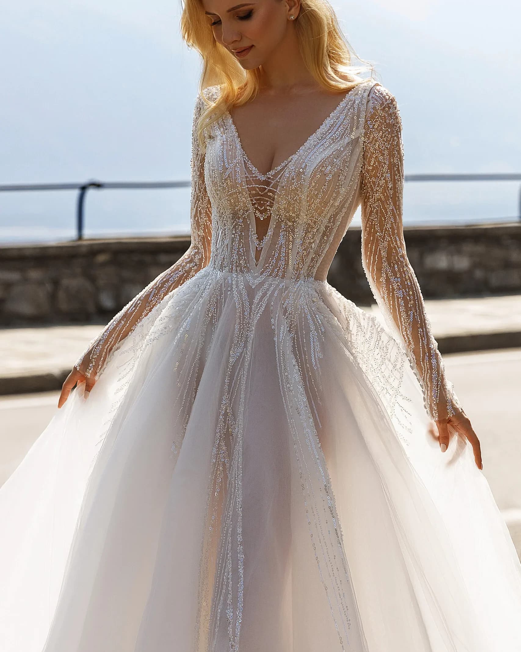Brautkleid von Oksana Mukha mit Glitzerapplikationen und langen Ärmeln – CARUSO Solothurn