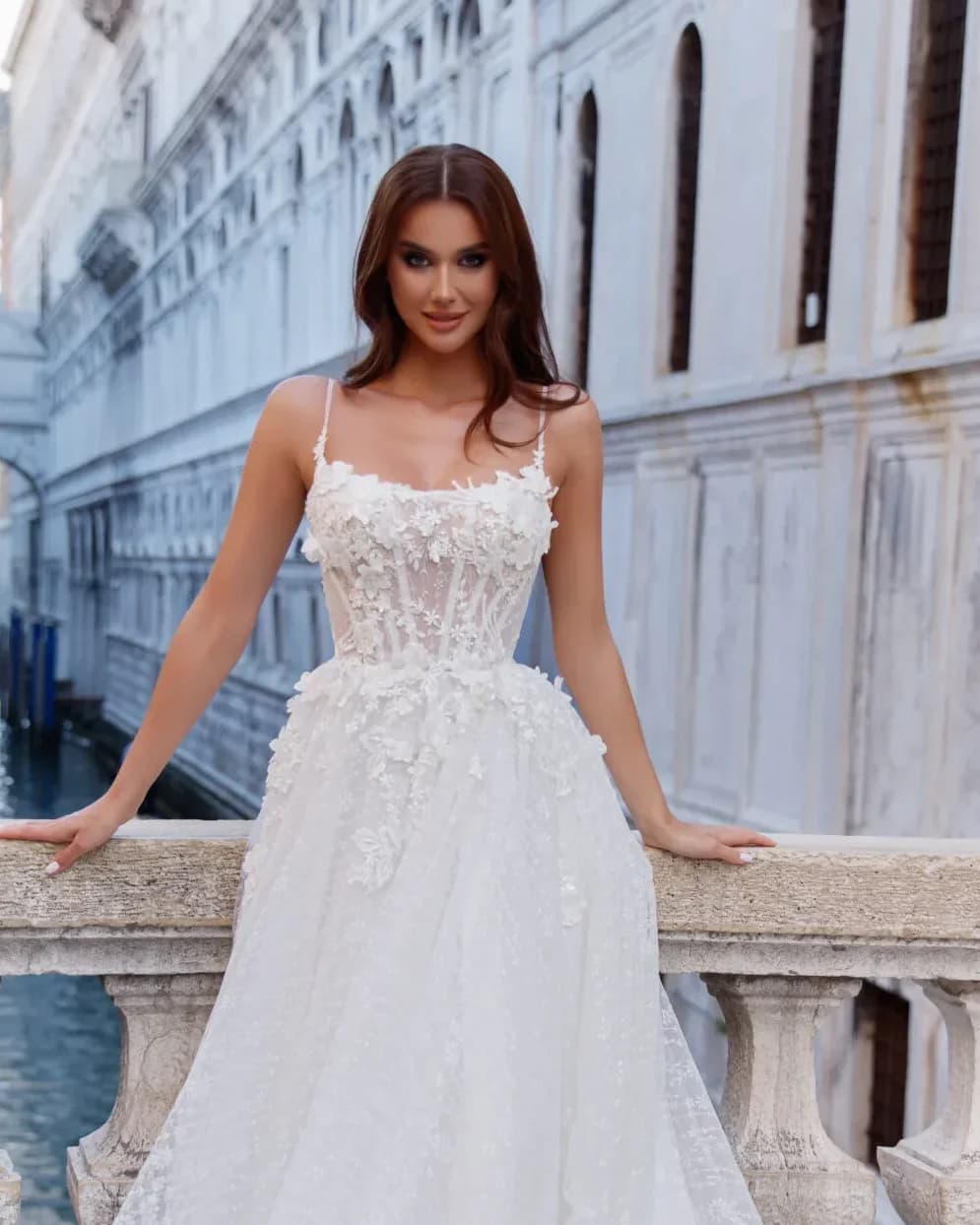 Braut im A-Linien-Kleid vor historischer Kulisse – CARUSO Solothurn
