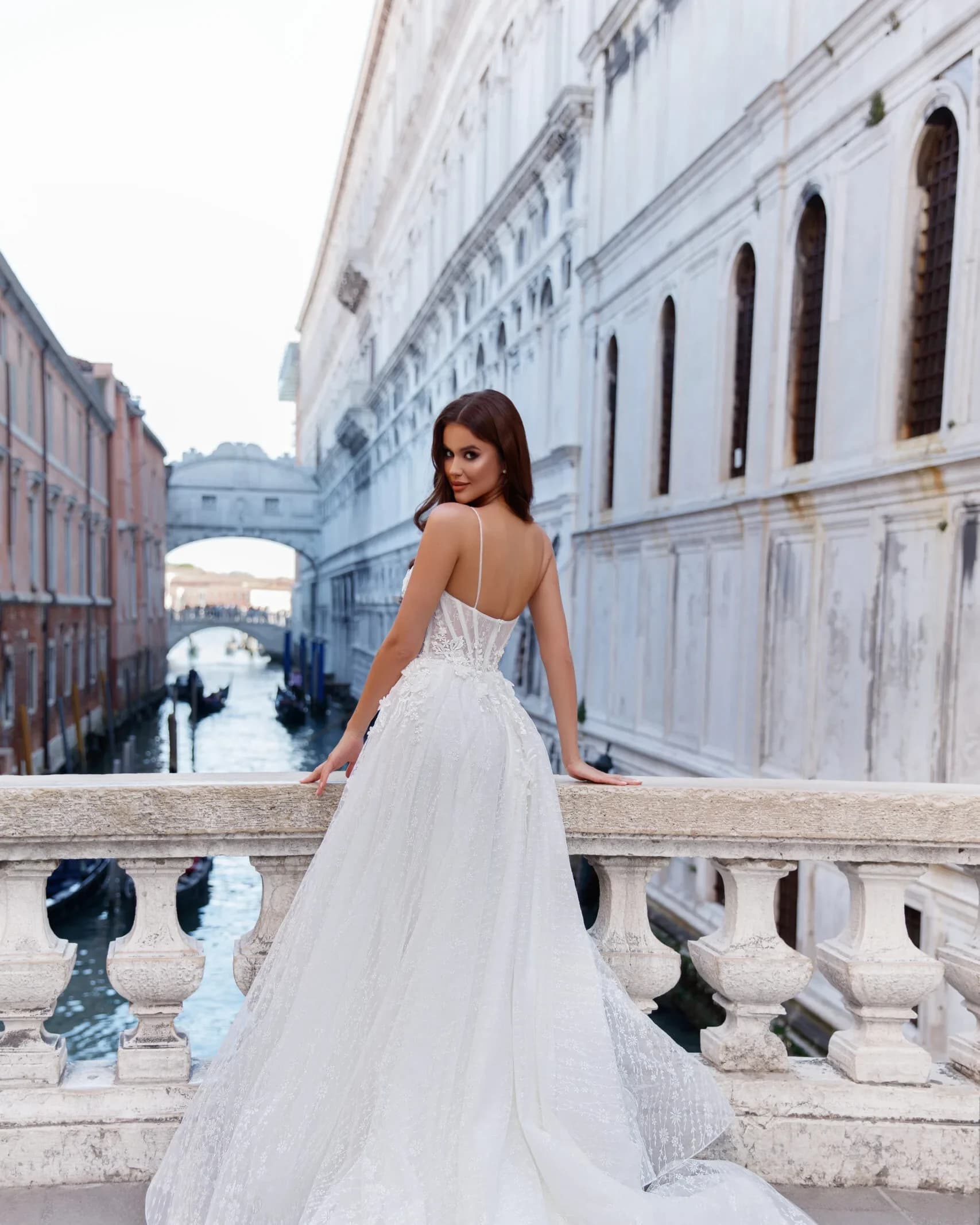Brautkleid mit langer Schleppe, Rückenansicht – CARUSO Solothurn
