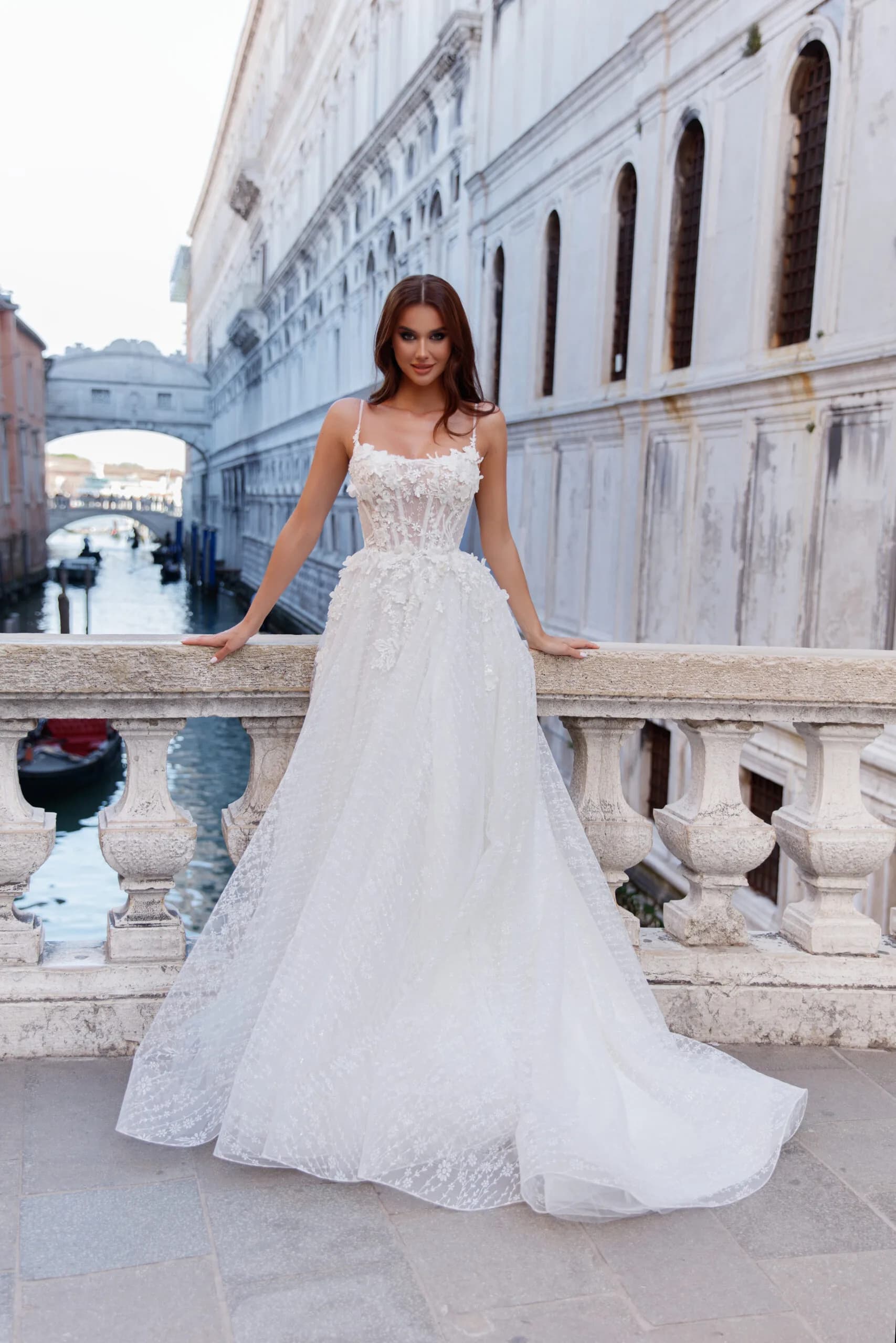 A-Linien-Brautkleid mit floralen Applikationen – CARUSO Solothurn