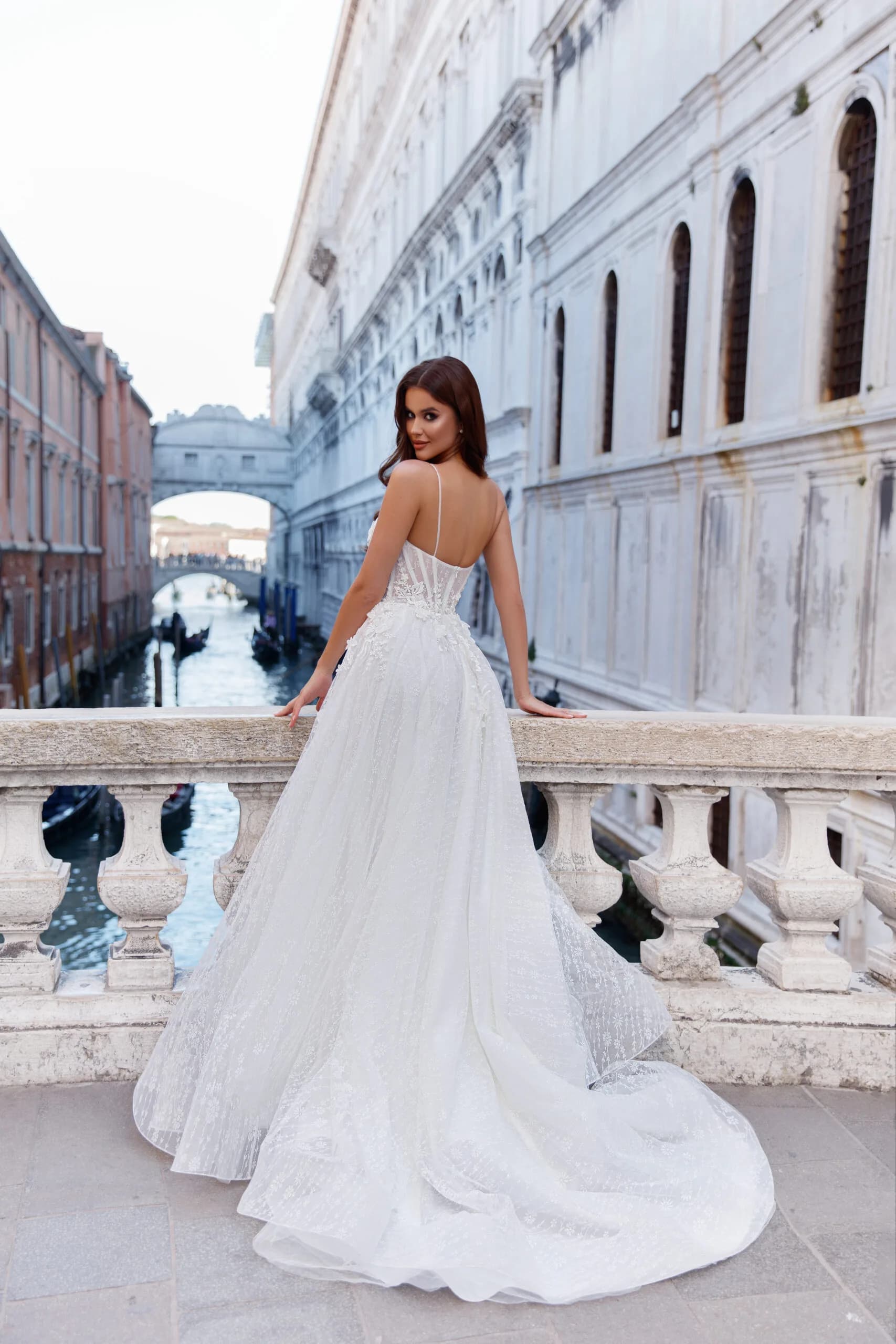 Brautkleid mit Corsage und langer Schleppe, Rückenansicht – CARUSO Solothurn