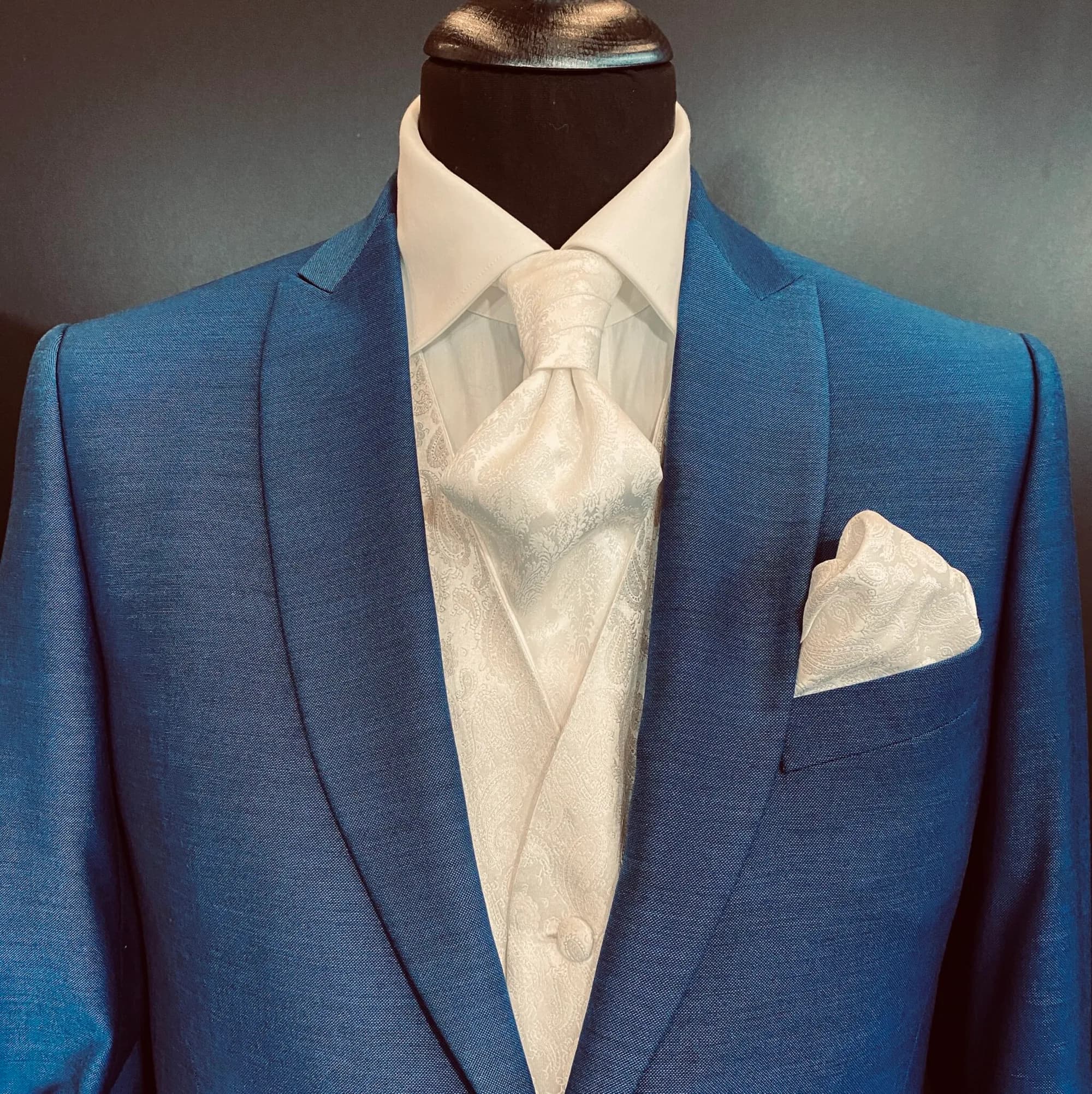 Festlicher Anzug mit Plastron am CARUSO-Messestand