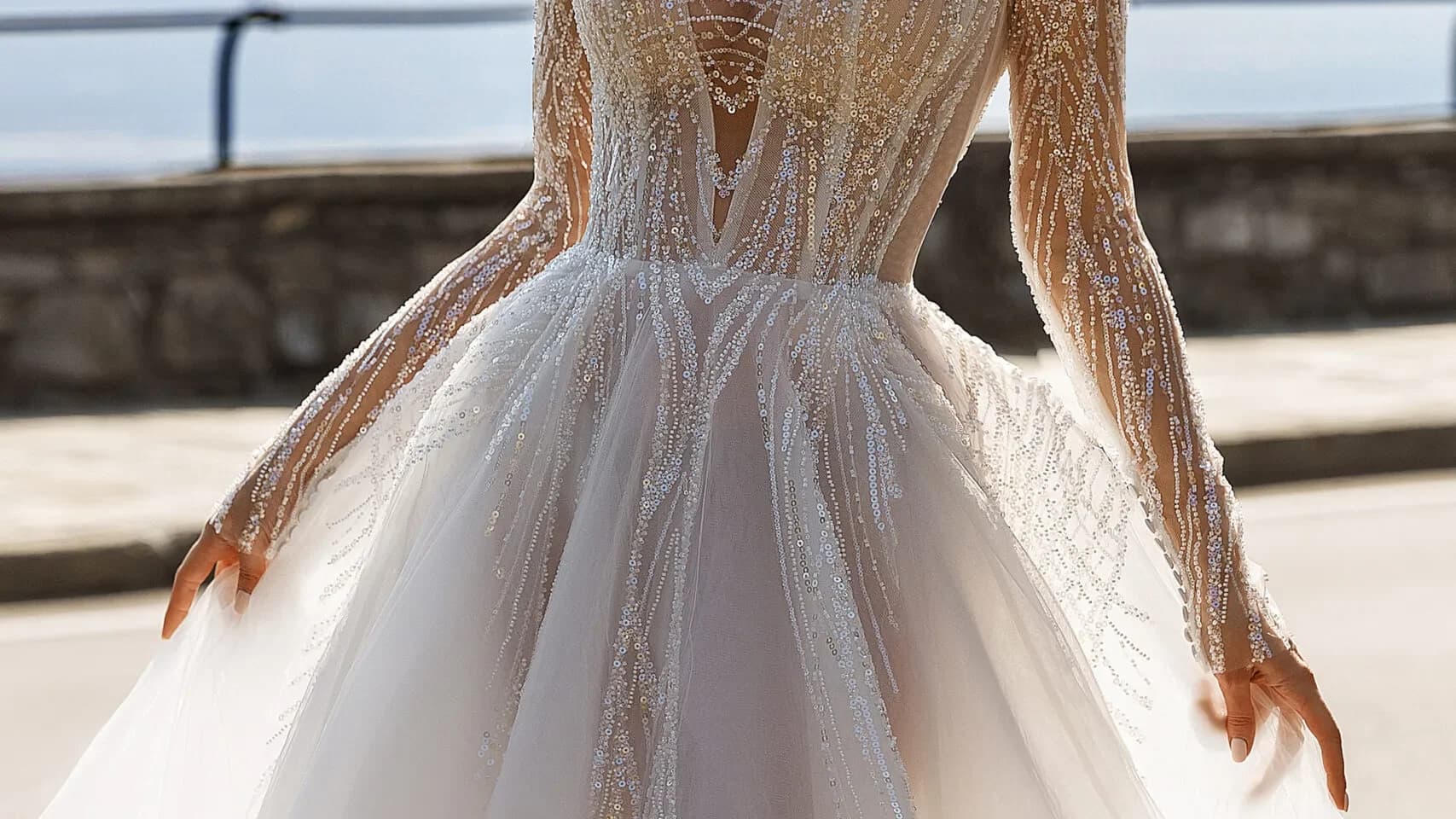 Brautkleid von Oksana Mukha mit Glitzerapplikationen und langen Ärmeln – CARUSO Solothurn